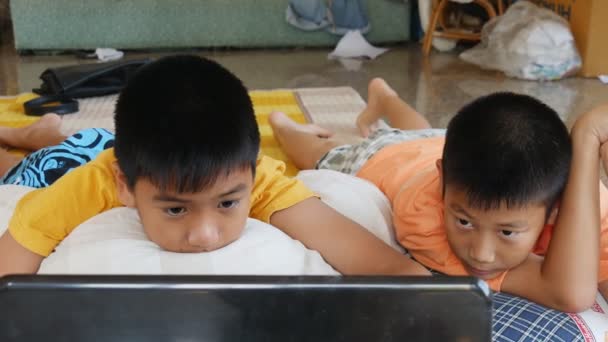 Asiático Crianças Menino Deitado Chão Jogando Jogo Laptop — Vídeo de Stock