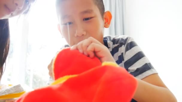 Jeune Garçon Apprenant Réparer Son Chapeau Rouge Tout Seul Sœur — Video