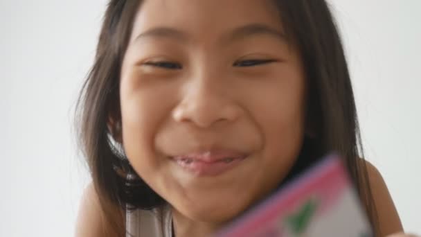 Ευτυχισμένος Κορίτσι Γελώντας Και Διάβασμα Στο Σπίτι — Αρχείο Βίντεο