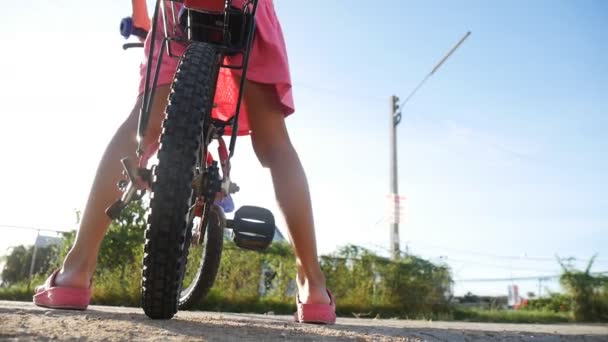アジアの女の子は屋外公園で自転車に乗って — ストック動画