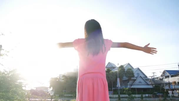 Menina Asiática Girando Com Céu Azul — Vídeo de Stock