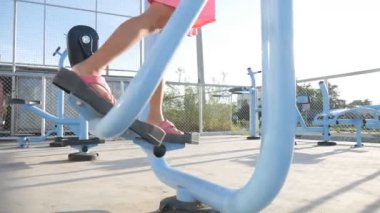 Asyalı çocuk spor salonu ekipman Pov mornight parkta egzersiz