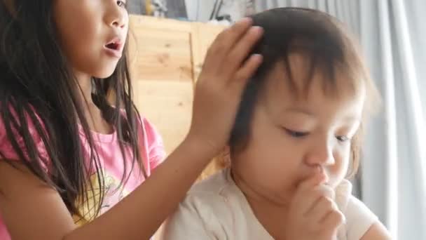 Zwei Kinder Spielen Hause Zusammen — Stockvideo