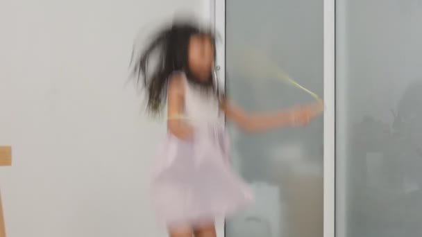 アジアの女の子の家で縄跳び — ストック動画