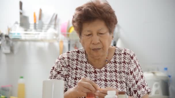 Asiatische Alte Frau Nimmt Die Medizin — Stockvideo