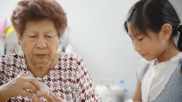 Азиат Помогает Бабушке Принимать Таблетки Дома Заботиться Здоровье Семейной Любви — стоковое видео