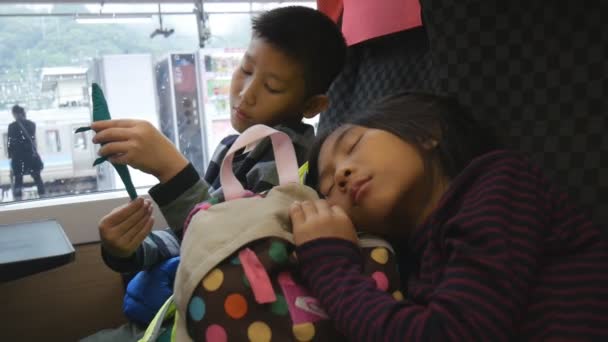Niños Asiáticos Viajando Tren — Vídeos de Stock