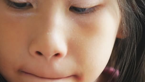 Azjatyckie Dziewczyny Gry Makijaż Sama Domu — Wideo stockowe