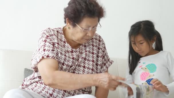 Petite Fille Assise Côté Grand Mère Comme Ils Lisent Livre — Video