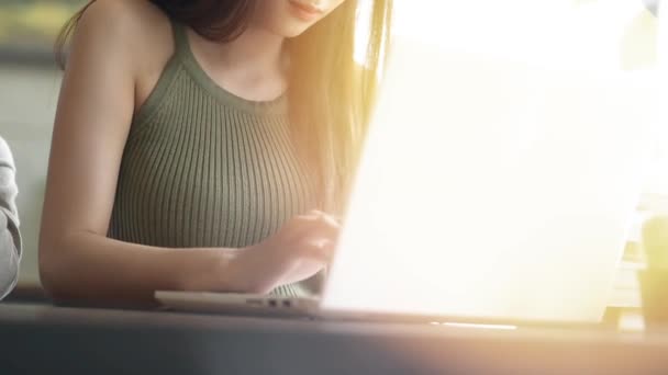 Mujer Feliz Usando Portátil Blanco Hermana Ven Mírala Efecto Filtro — Vídeo de stock