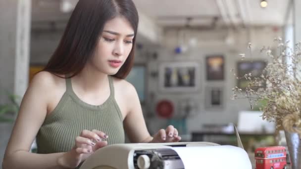 カフェでタイプライターを持つアジア女性 — ストック動画
