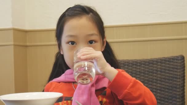 Asiatisches Mädchen Trinkt Nach Dem Frühstück Ein Glas Wasser — Stockvideo