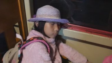 Asyalı kız Japonya'da seyahat ederken trende uyuyan çalıştı.