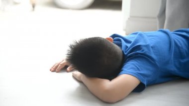 Güvenilir çocuk ödev sonra katta uyuyan.