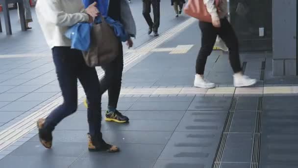 日本京都 2016年10月12日 在日本京都火车站正门门前行走的人们 — 图库视频影像