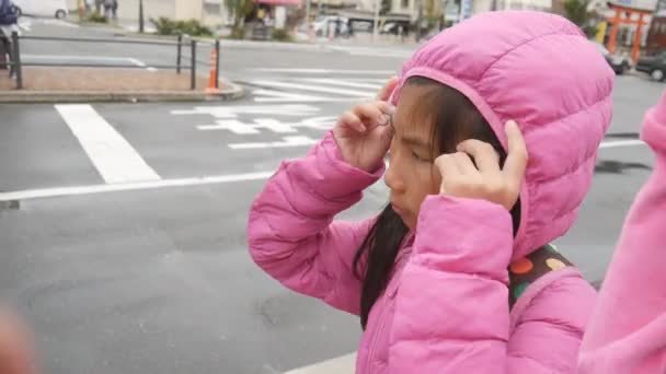 Aziatische Meisje Dragen Roze Omlaag Vest Wachten Bus Japan Handheld — Stockvideo