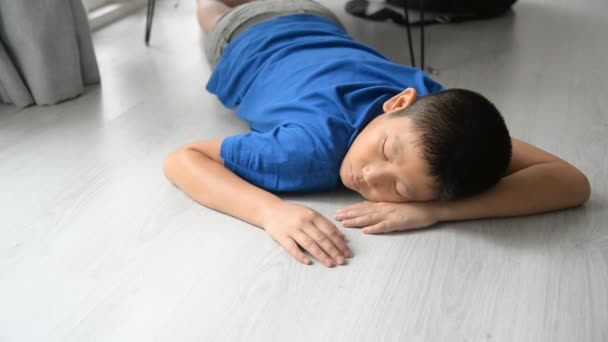 Försökte Pojken Sover Golvet Efter Läxor — Stockvideo