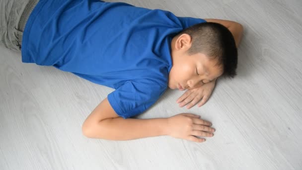 宿題の後床に寝ているしようとした少年 — ストック動画