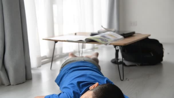 Provato Ragazzo Dormire Sul Pavimento Dopo Compiti — Video Stock