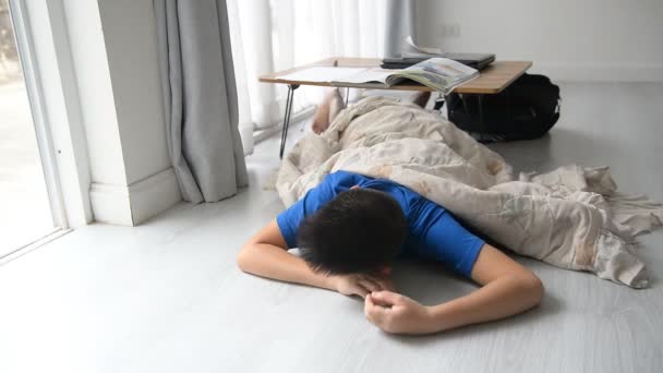 宿題の後床に寝ているしようとした少年 — ストック動画