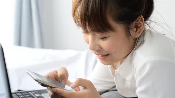 可爱的亚洲青少年女孩打字聊天智能手机 — 图库视频影像