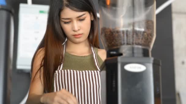 Azjatyckie Kobiety Kobiece Barista Nowoczesnych Modnych Kawiarni Praca Ekspresu Kawy — Wideo stockowe