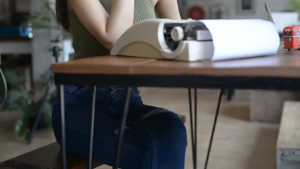 Mujer Asiática Con Máquina Escribir Café — Vídeo de stock