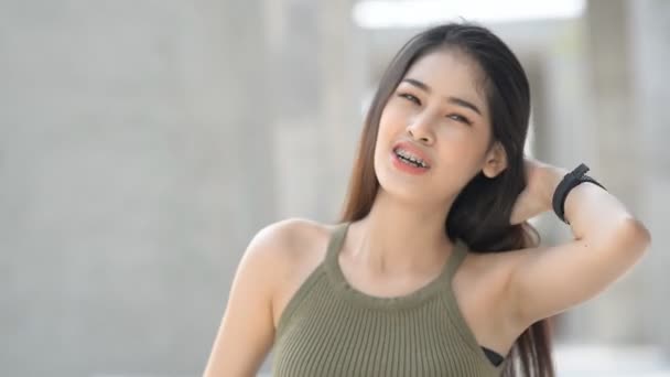 美しい若いアジアの女の子のカメラを見て 笑みを浮かべての肖像画 — ストック動画