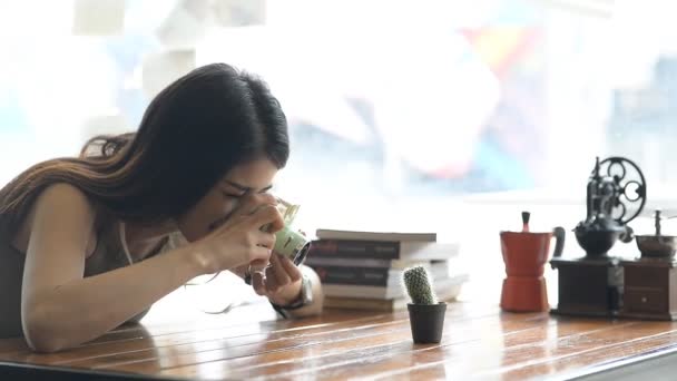 Mulher Bonita Tirando Foto Cacto Café Conceito Estilo Vida — Vídeo de Stock
