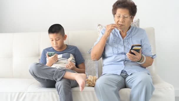 Asiatiska Mormor Med Sitt Barnbarn Hemma Livsstilskoncept Smartphone — Stockvideo