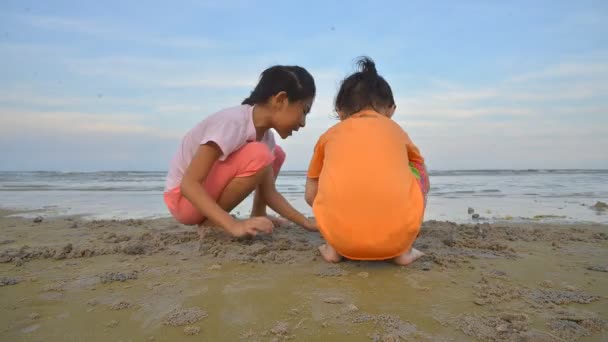 Two Little Asian Girls Playing Sand Timelapse — Stock Video