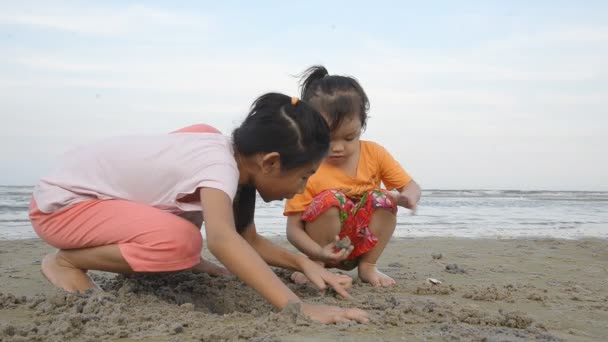 Duas Meninas Asiáticas Brincando Areia — Vídeo de Stock