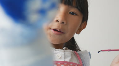 Asyalı kız boya sıva bebek evde