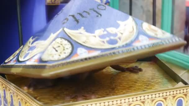 Осака Япония Октября 2016 Года Большой Лягушачий Шоколад Коробке Сделано — стоковое видео