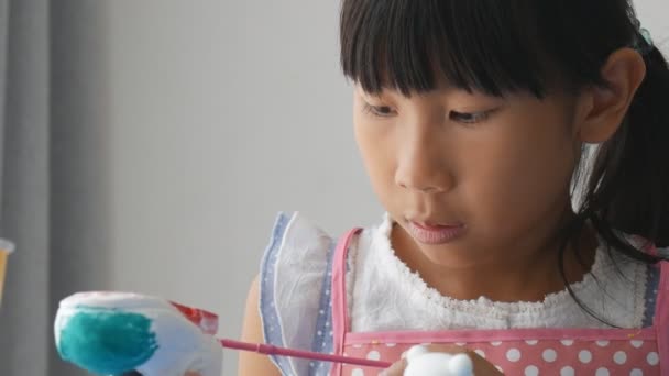 Asiatique Fille Peinture Plâtre Poupée Maison — Video