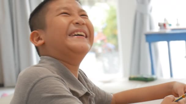 Asiático Chico Haciendo Tarea Casa — Vídeo de stock