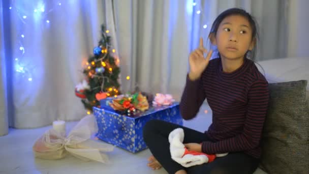 Chica Pensante Con Árbol Navidad Casa — Vídeo de stock