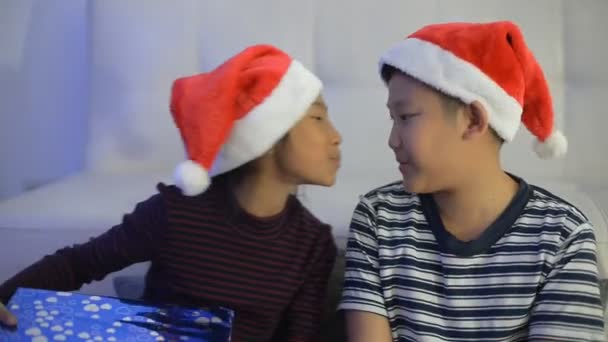 快乐的孩子在收到礼物后亲吻她的哥哥 — 图库视频影像