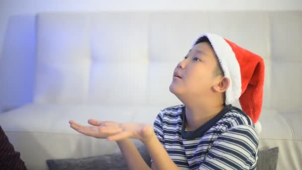 Asiatiska Boy Väntar Julklapp — Stockvideo