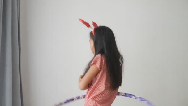 Asiatische Mädchen Spielen Einen Hula Hoop Reifen Der Nähe Von — Stockvideo