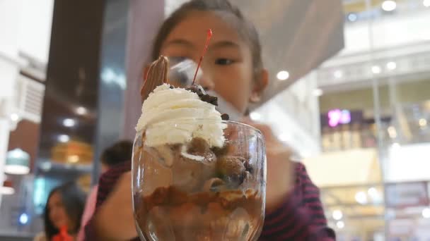 Ребенок Сидит Кафе Ест Мороженое — стоковое видео