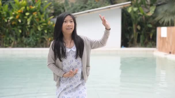 プールで踊る幸せな女の子 — ストック動画