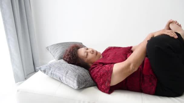 Evde Oturma Odasında Kanepede Uyuyan Kadın Kıdemli — Stok video