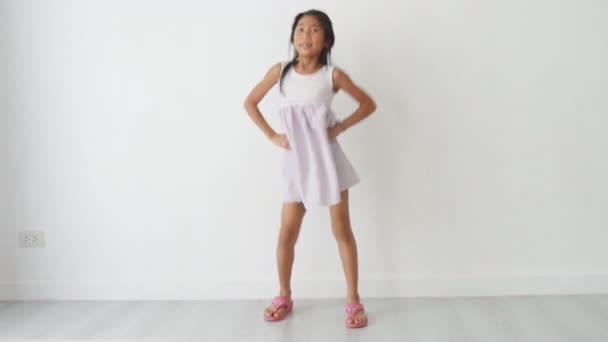 Mädchen Trägt Stöckelschuhe Ihrer Mutter Und Tanzt Hause — Stockvideo