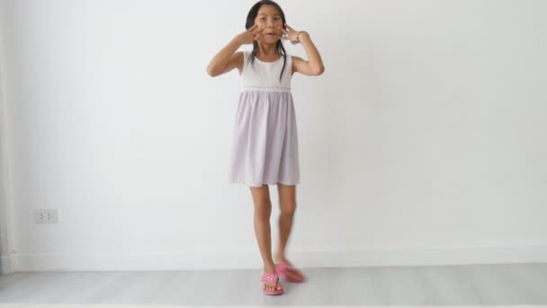 Девушка Туфлях Высоком Каблуке Танцует Дома — стоковое видео