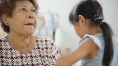 Asya yardım onun evde hapları Büyükanne, sağlık hizmetleri ve aile aşk kavramı