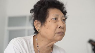 Dalgın yaşlı Bayan, üzgün, endişeli, umutsuz, üzgün Büyükanne, endişeli kadın, portre,