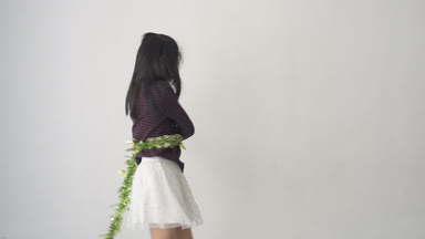 Atlama ve evde iplik Asyalı kız