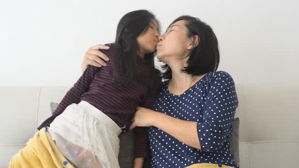 母亲抱着吻她的女儿 — 图库视频影像