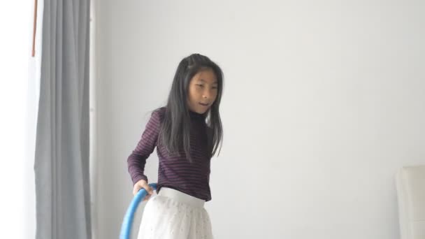 Menina Asiática Jogando Arco Hula Perto Janela Casa — Vídeo de Stock
